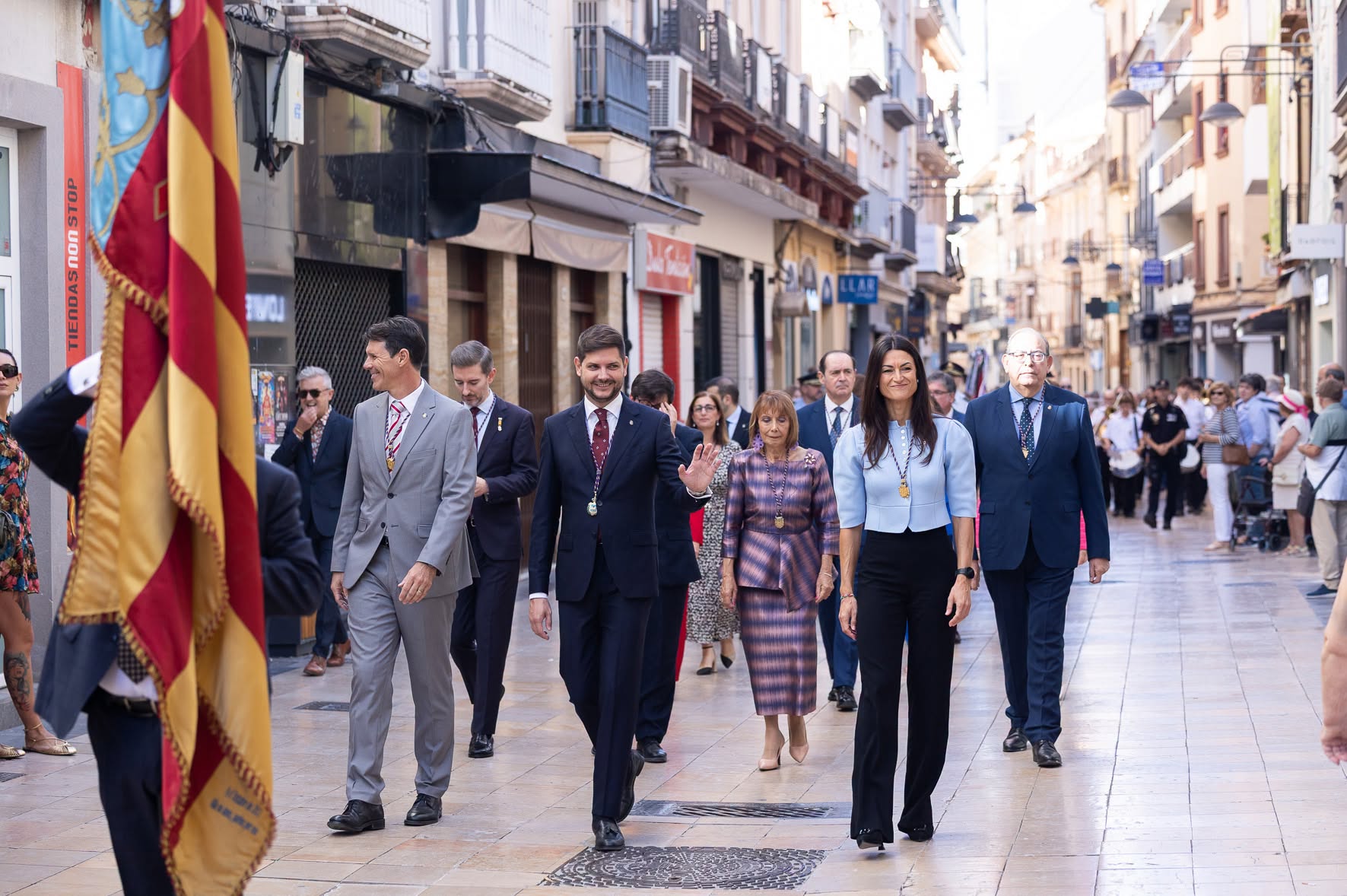 La Reial Senyera pel centre de Gandia, amb la corporació.