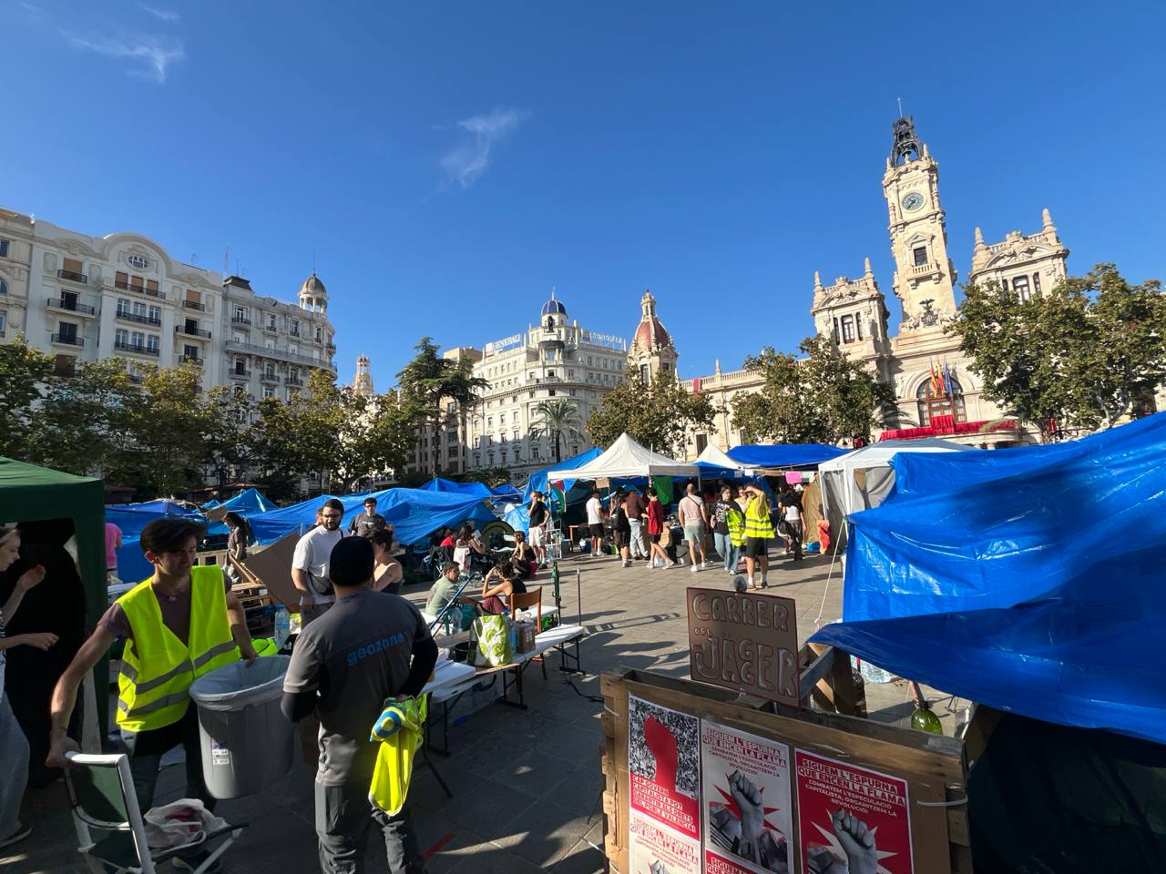 L'acampada per l'habitatge de València ja supera les 300 tendres