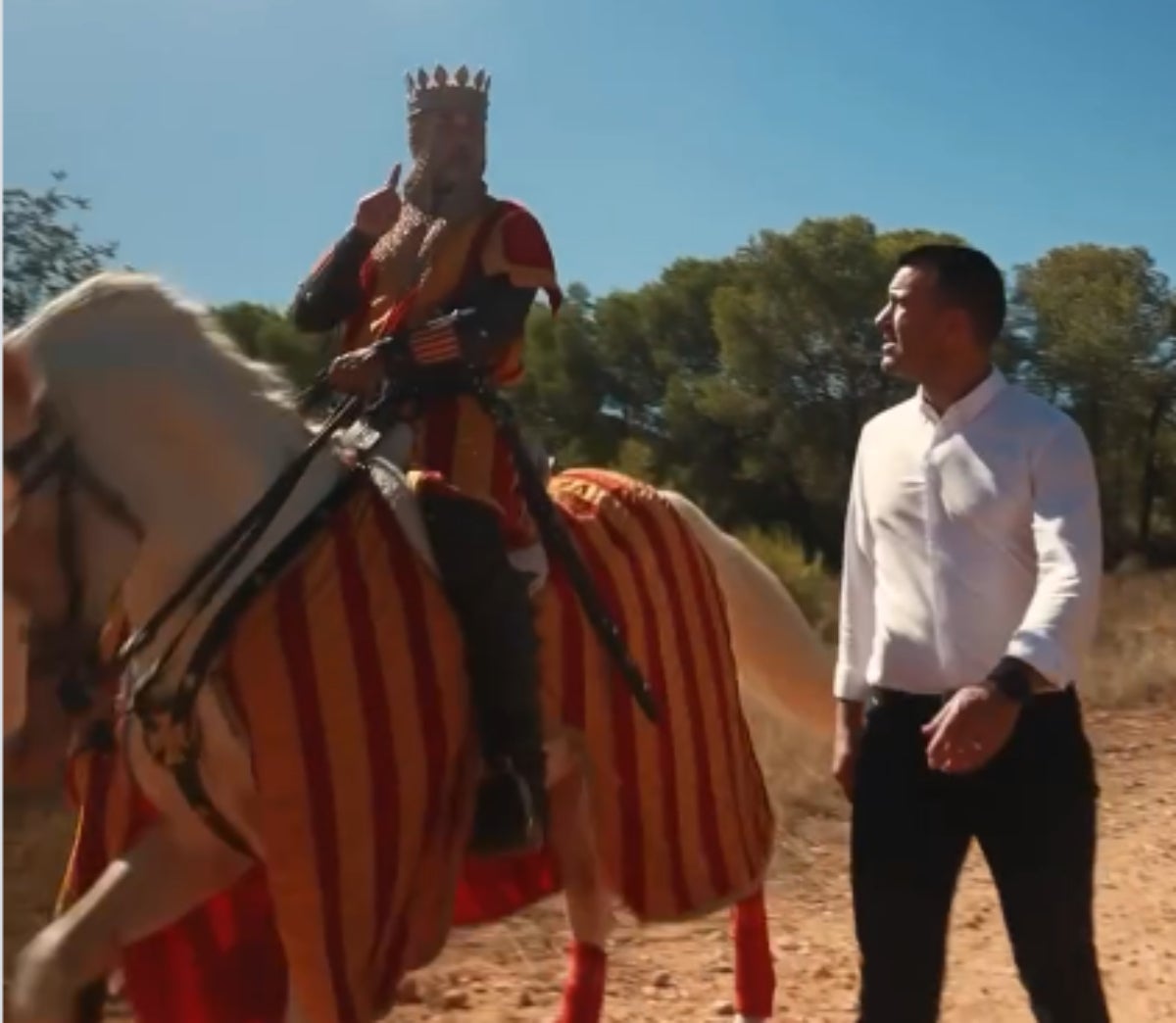 Vicente Mompó amb un actor caracteritzat com a Jaume I en el vídeo promocional de l'espectacle