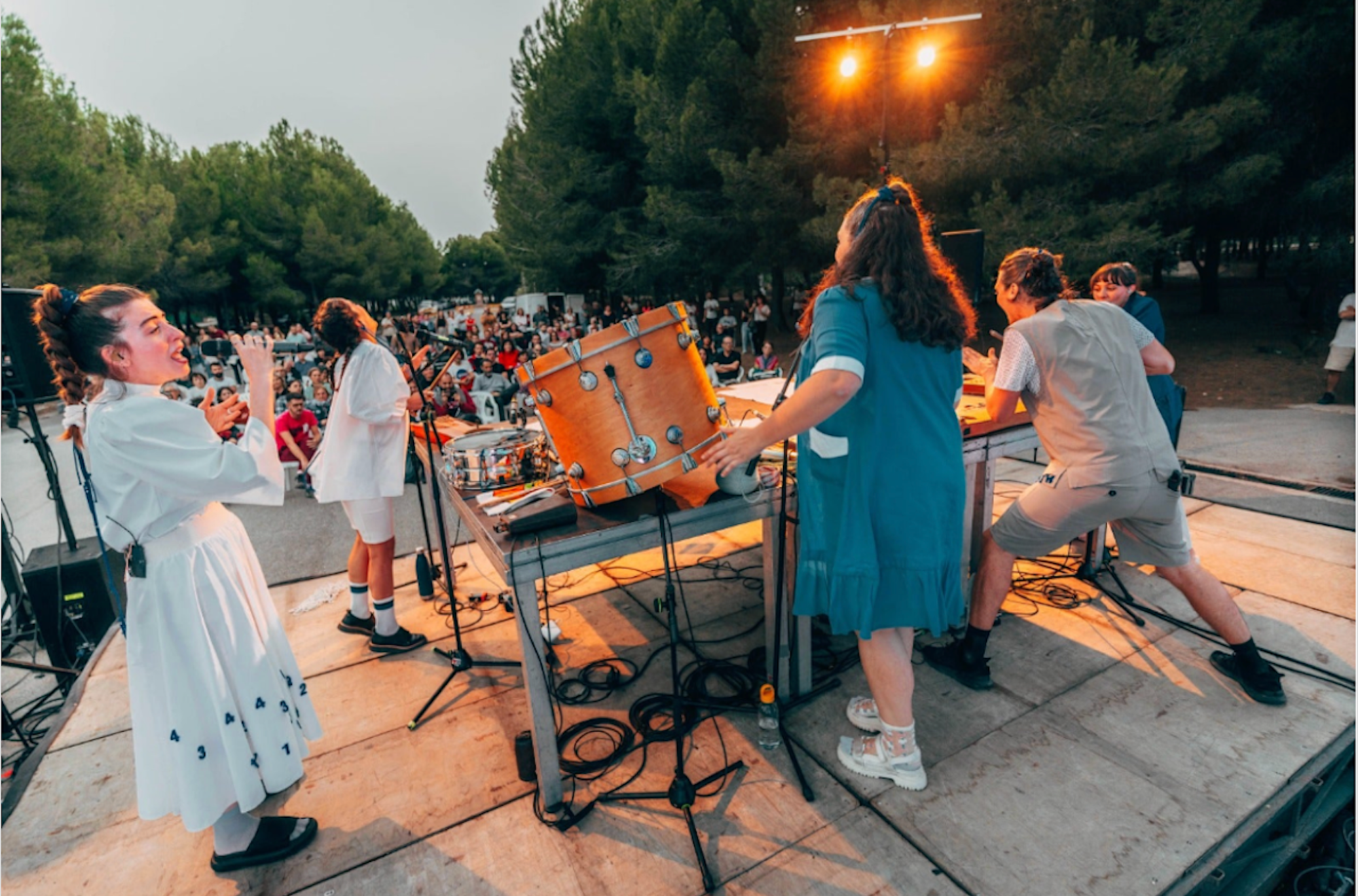 Nòdul 2024. Tarta Relena, Cocanha i Los Sara Fontán durant el concert '413234', a Beneixida | Nòdul