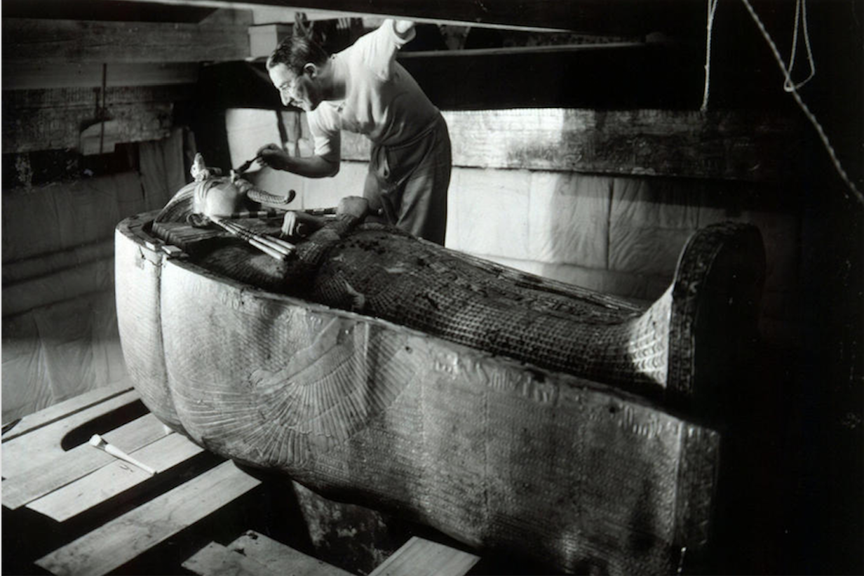 Howard Carter examina el sarcòfag de Tutankamon | Wikimedia Commons