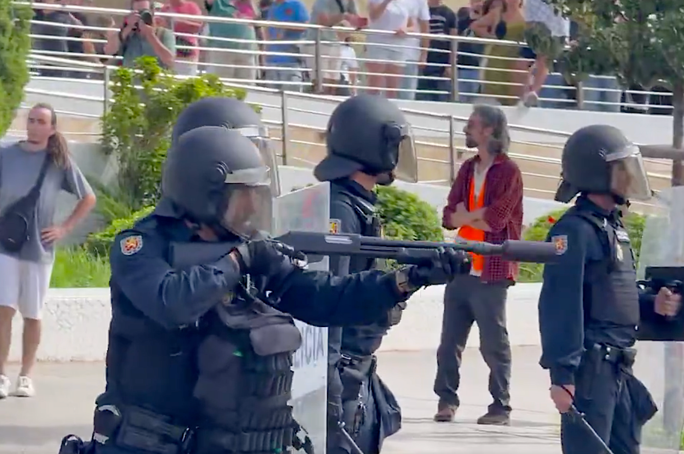 La policia carrega contra la manifestació per l'habitatge a València, el 3 d'octubre del 2026