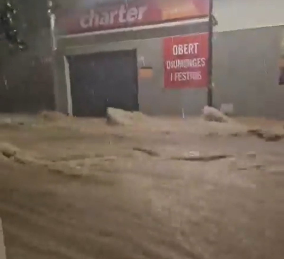 Un carrer d'Oliva convertit en un riu
