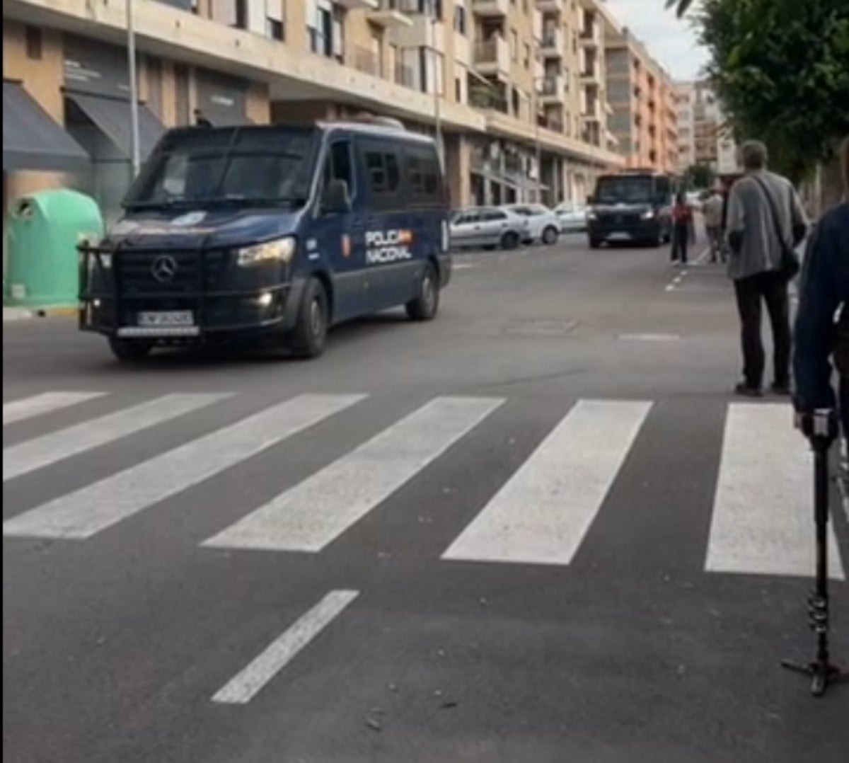 Furgonetes d'antiavalots arriben a casa de Daniel aquest matí per efectuar el desnonament