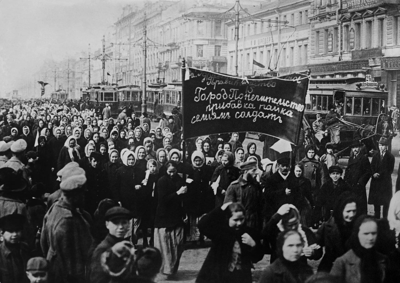 Manifestació de dones a Sant Petersburg durant la Revolució Rusa, el 1917 | The Everett Collection