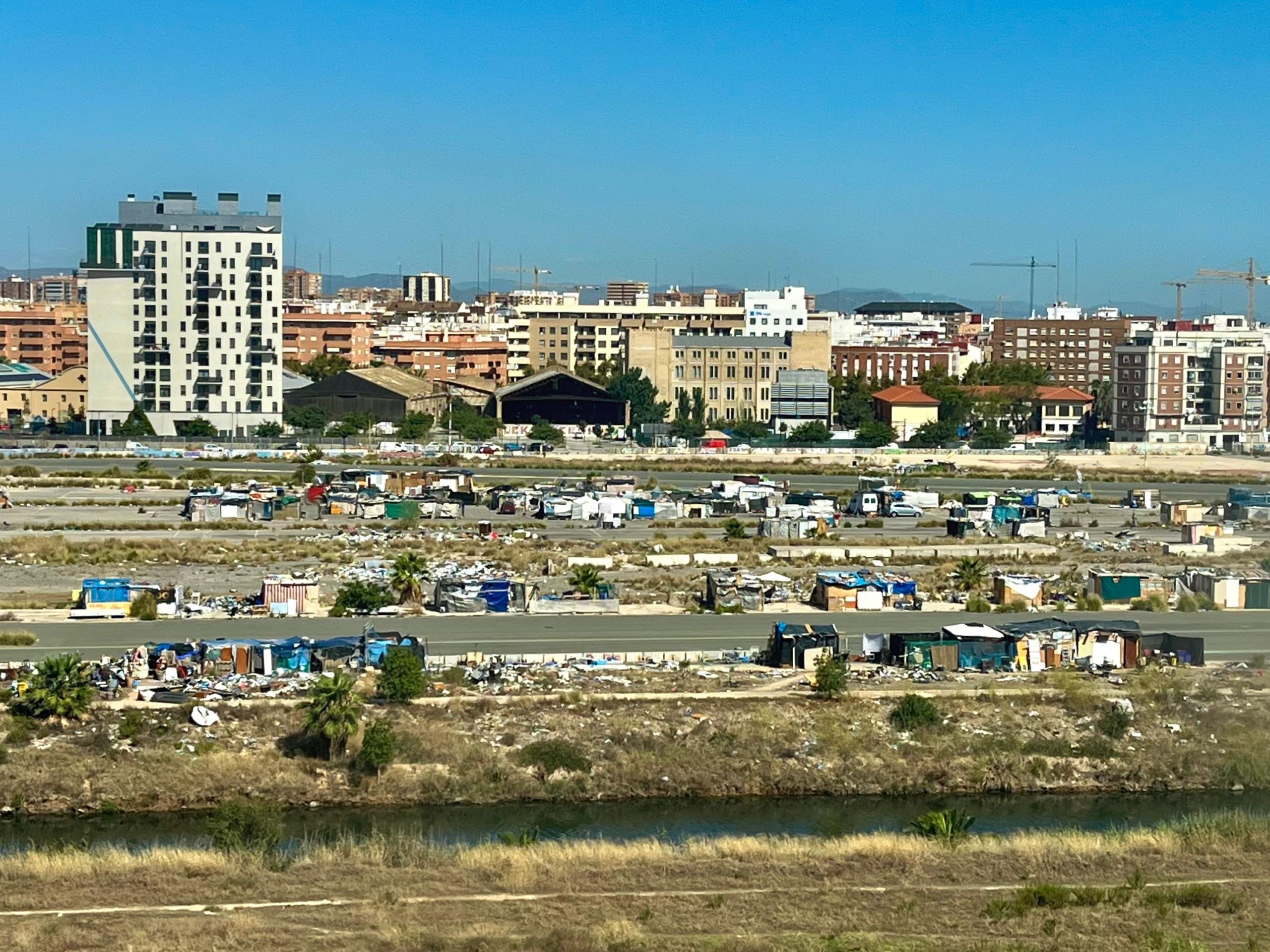 Imatge aèria de l'assentament de barraques a l'antic circuit de Fórmula 1