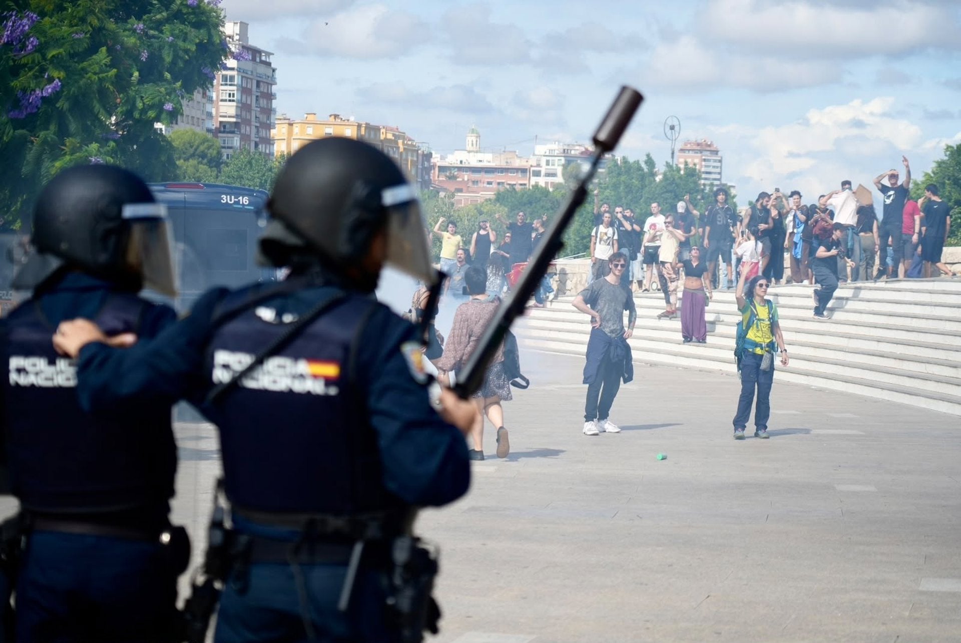 La policia carrega contra la manifestació per l'habitatge a València, el 3 d'octubre del 2026 | Edu Manzana | EP