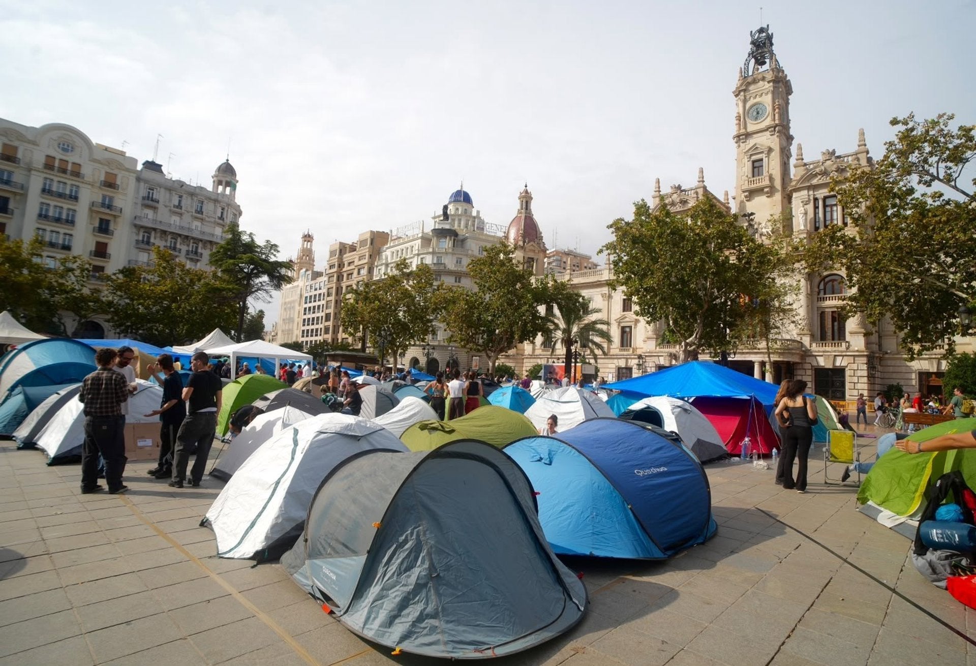 Acampada per l’habitatge a la plaça de l'Ajuntament de València | Edu Manzana | EP