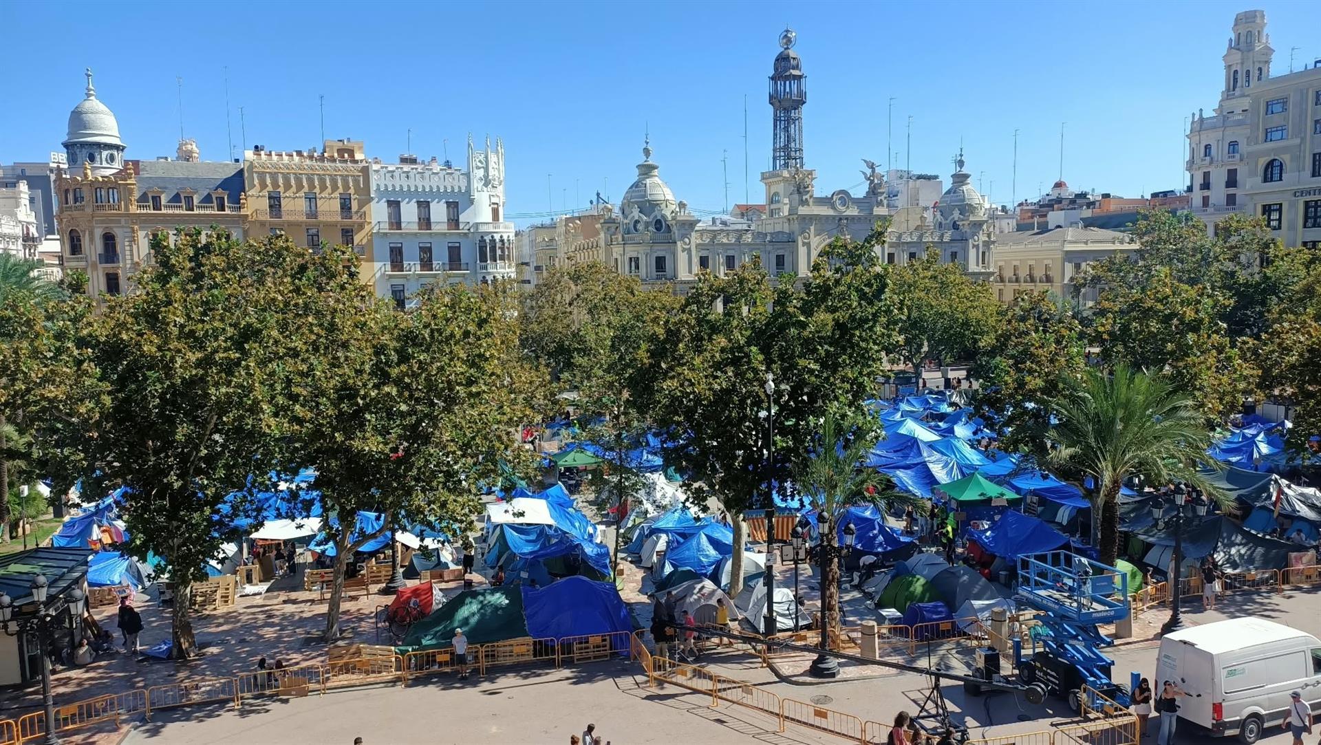 Acampada per l'habitatge a la plaça de l'Ajuntament de València | EP