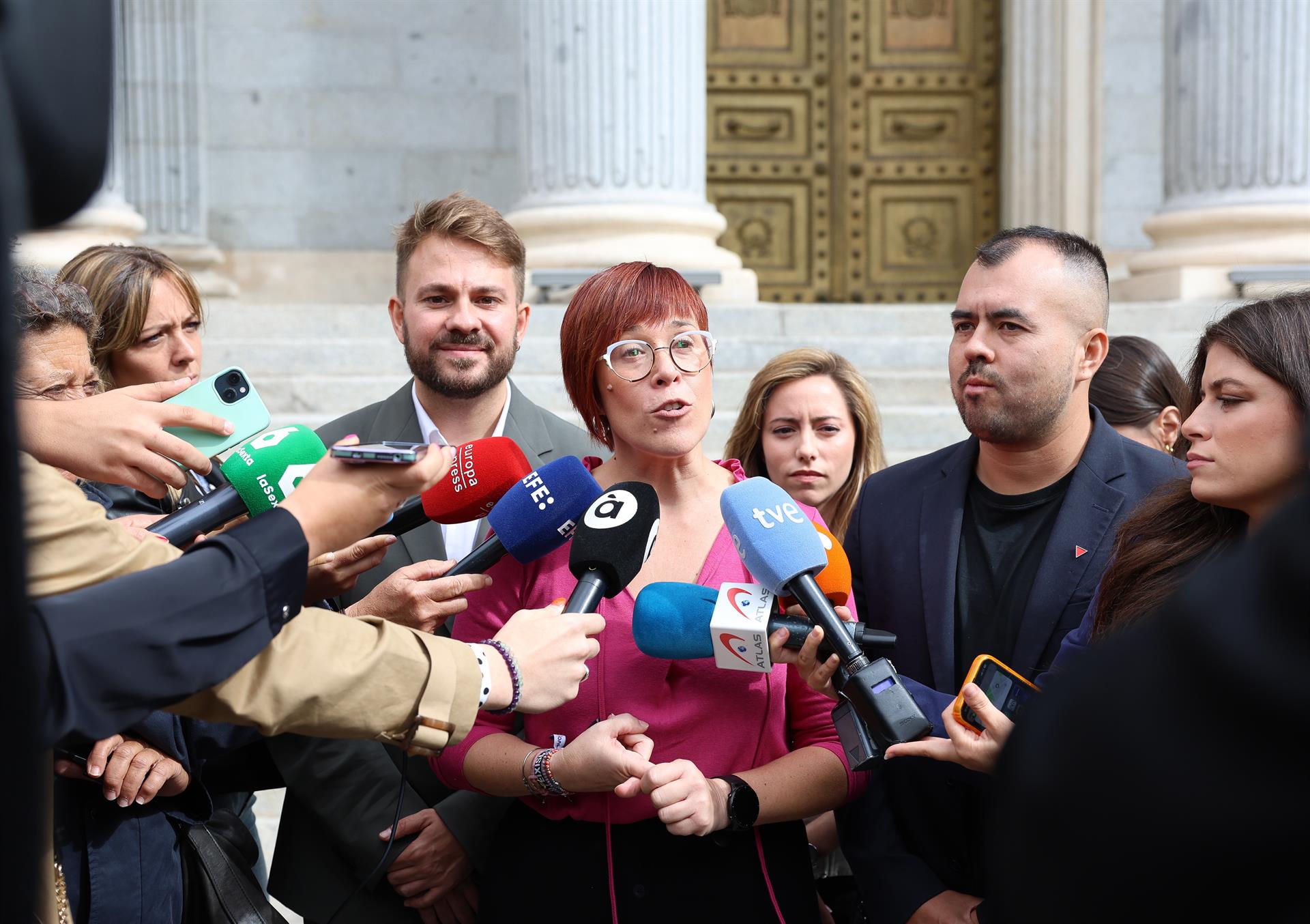 El diputat de Compromís-Sumar, Alberto Ibáñez; la portaveu de Compromís, Águeda Micó, i la coportaveu de Podem, María Teresa Pérez | Marta Fernández Jara | EP