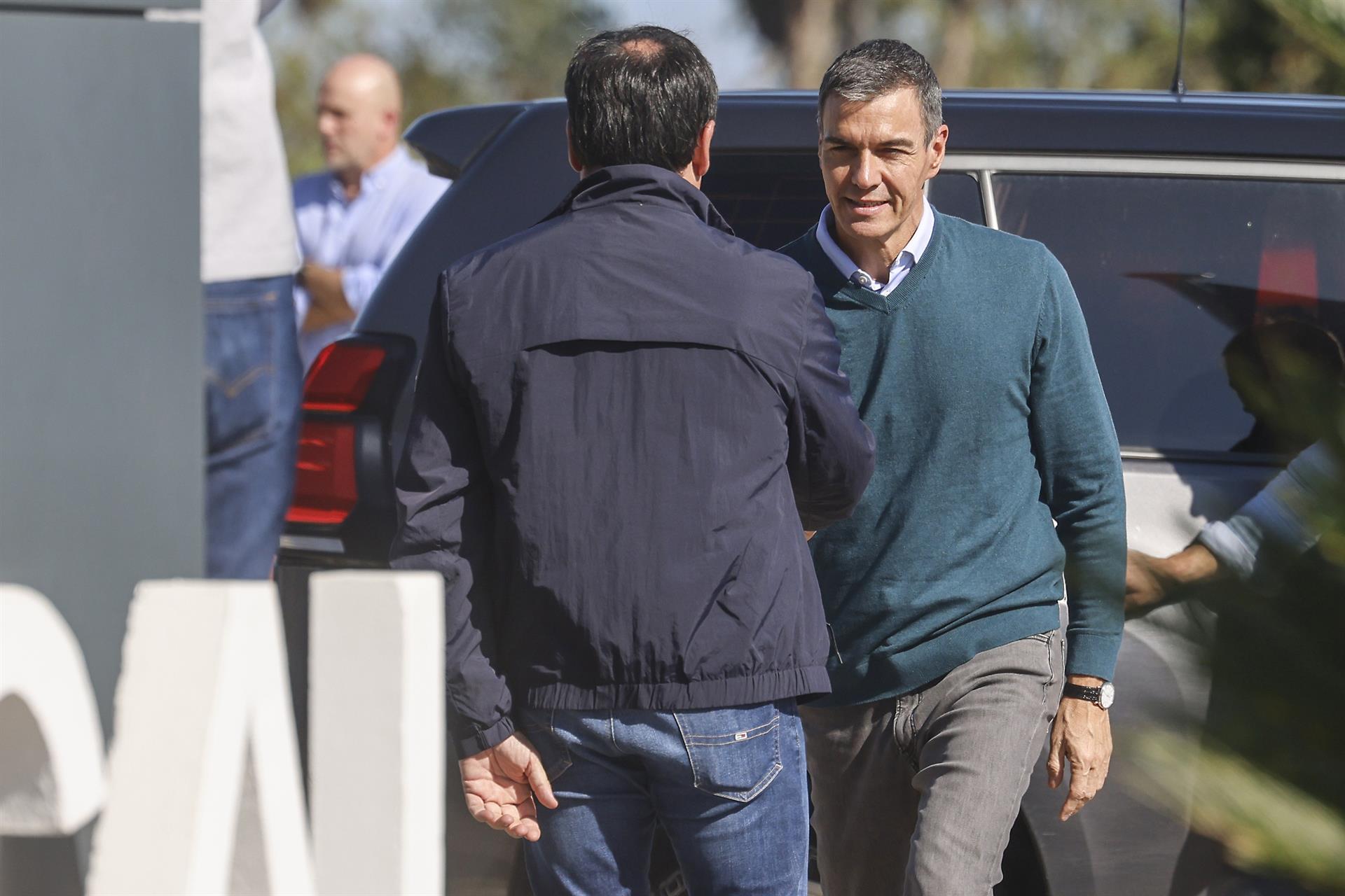 El president del govern espanyol, Pedro Sánchez, saluda el president de la Generalitat, Juan Francisco Pérez Llorca, durant una visita al Lloc de Comandament Avançat per la dana Adam a Oliva, el 20 d'octubre de 2026 | Rober Solsona | EP