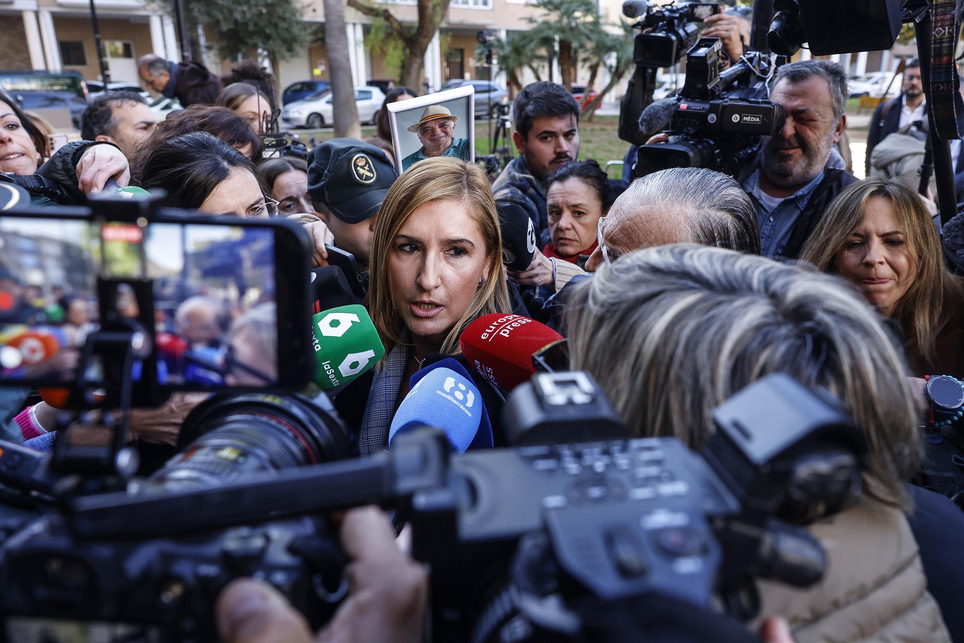 L'exconsellera de Justícia i Interior de la Generalitat Salomé Pradas, atén els mitjans de comunicació a l'eixida dels jutjats de Catarroja el gener del 2026 | Rober Solsona  | EP