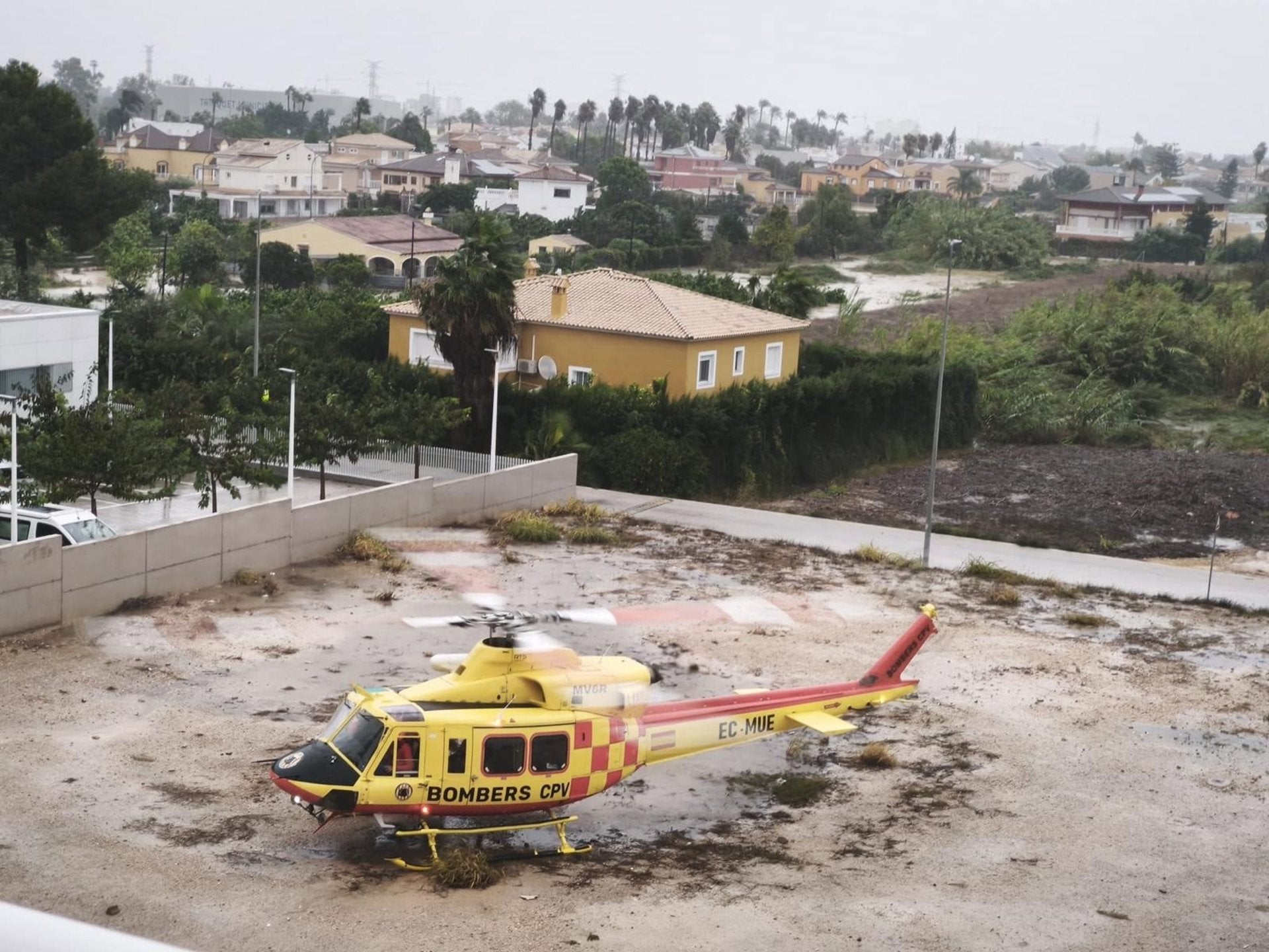 Un dispositiu especial d'helicòpters realitza rescats a persones atrapades per l'aigua