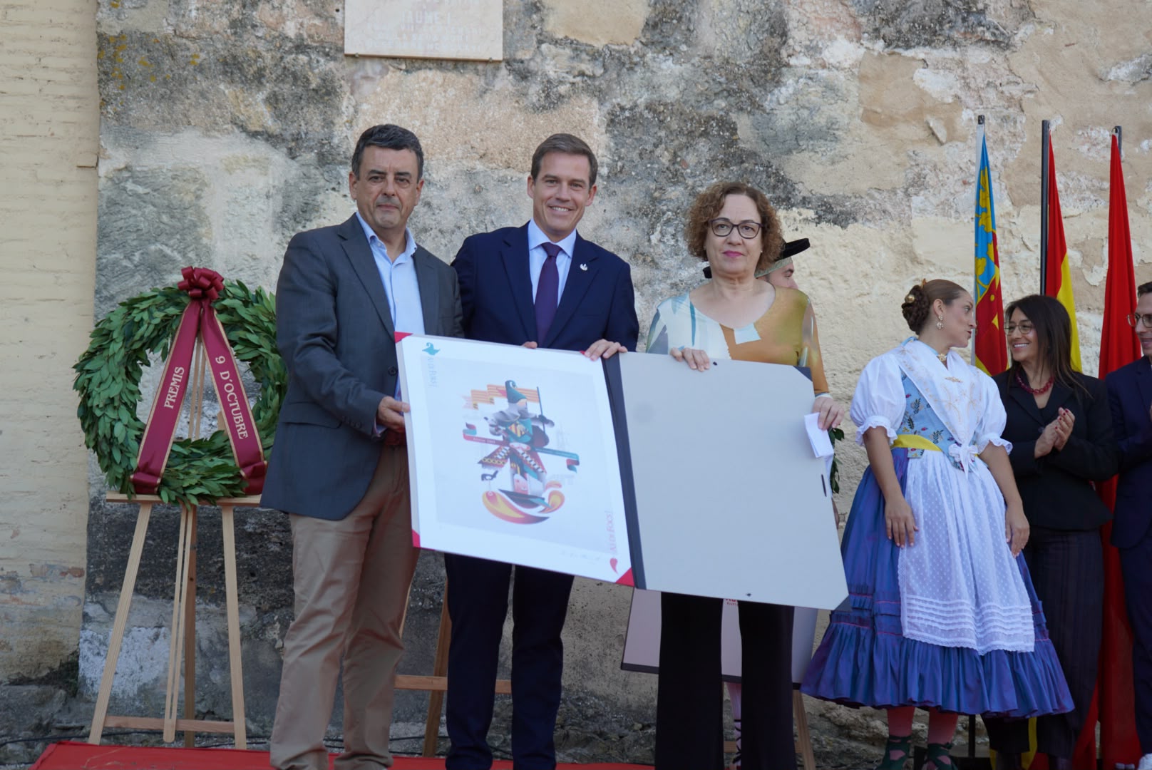 Ausiàs Heras, l’alcalde Roger Cerdà i Imma Fuentes, hui en la Porta de l’Aljama | Adrià Mancebo