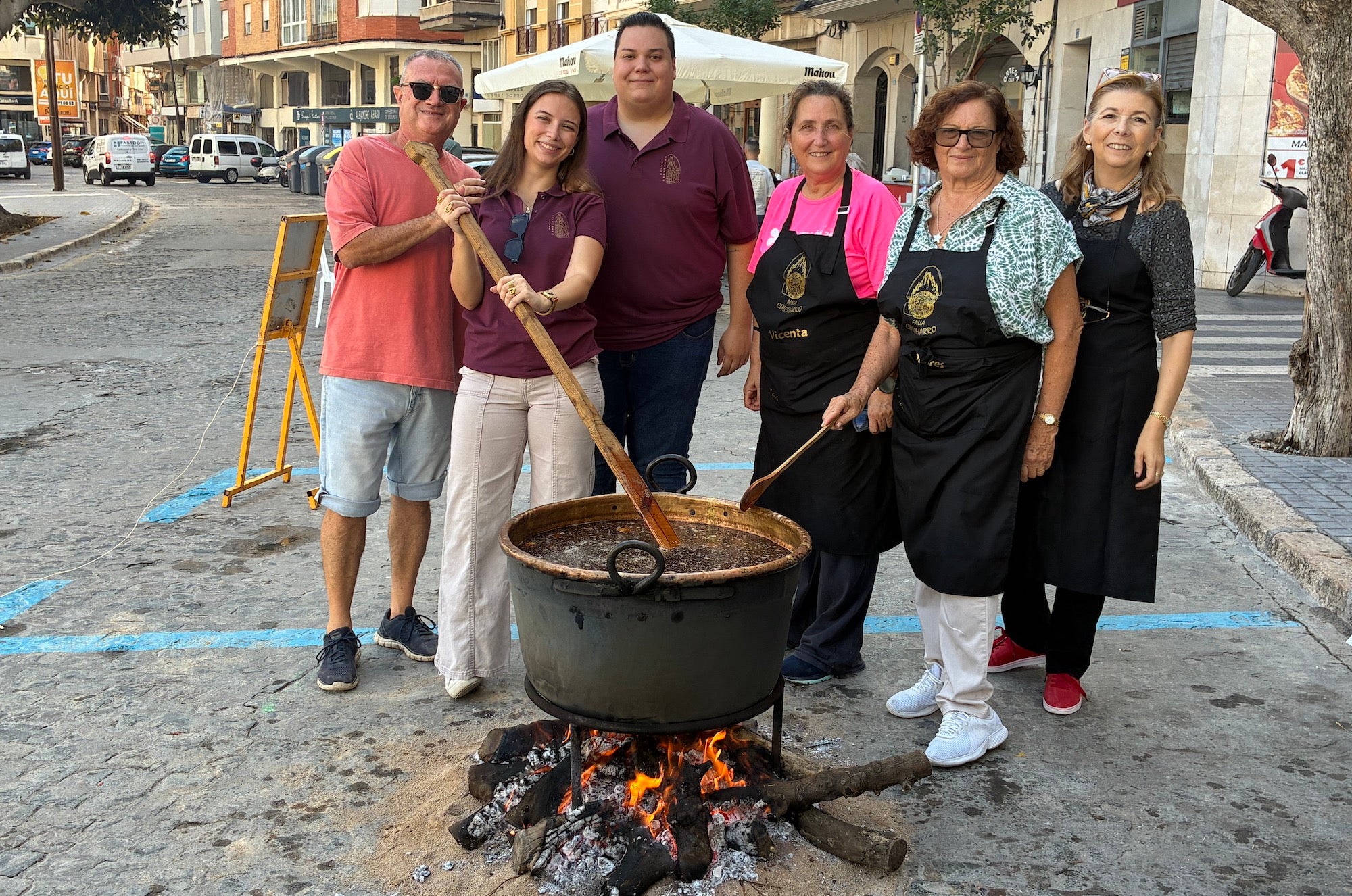 Les calderes de l’Axiamo de Borriana. Membres de la Falla Chicharro guisant una caldera.
