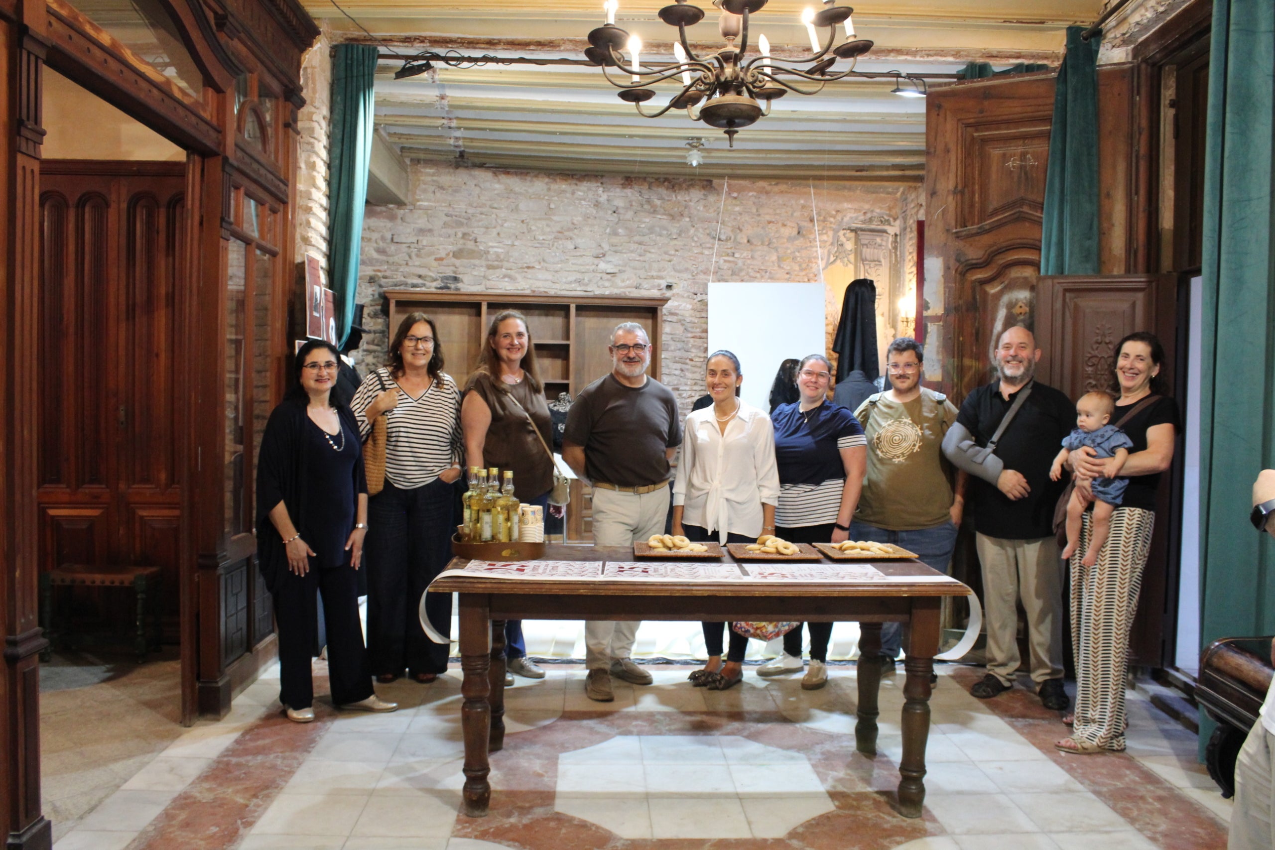 El Grup de Danses Tradicionals L’Arenilla de Borriana inaugura una mostra d'indumentària pel seu 25é aniversari