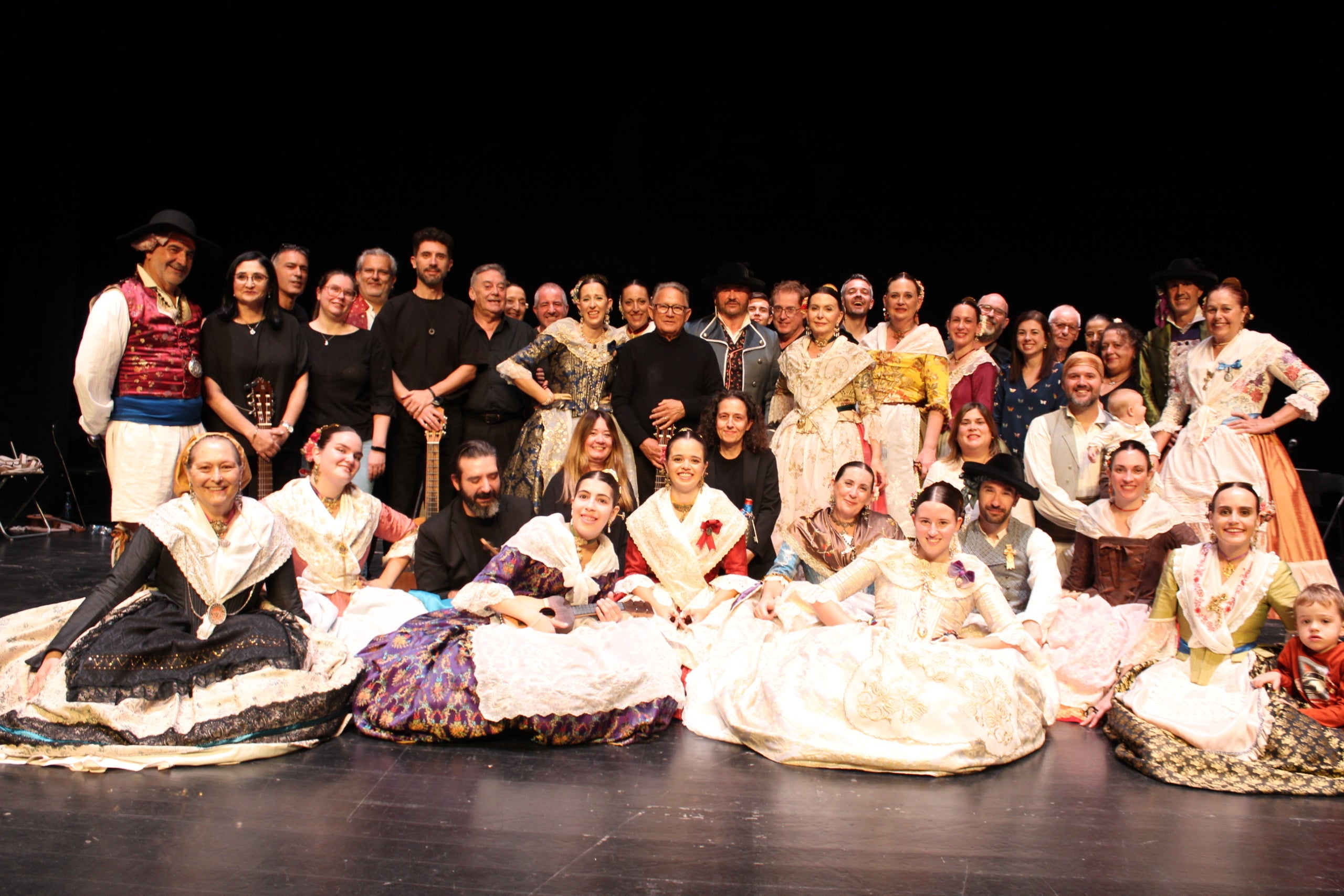 El Grup de Danses Tradicionals L’Arenilla celebra el 25é aniversari amb una gala al Teatre Payà de Borriana 