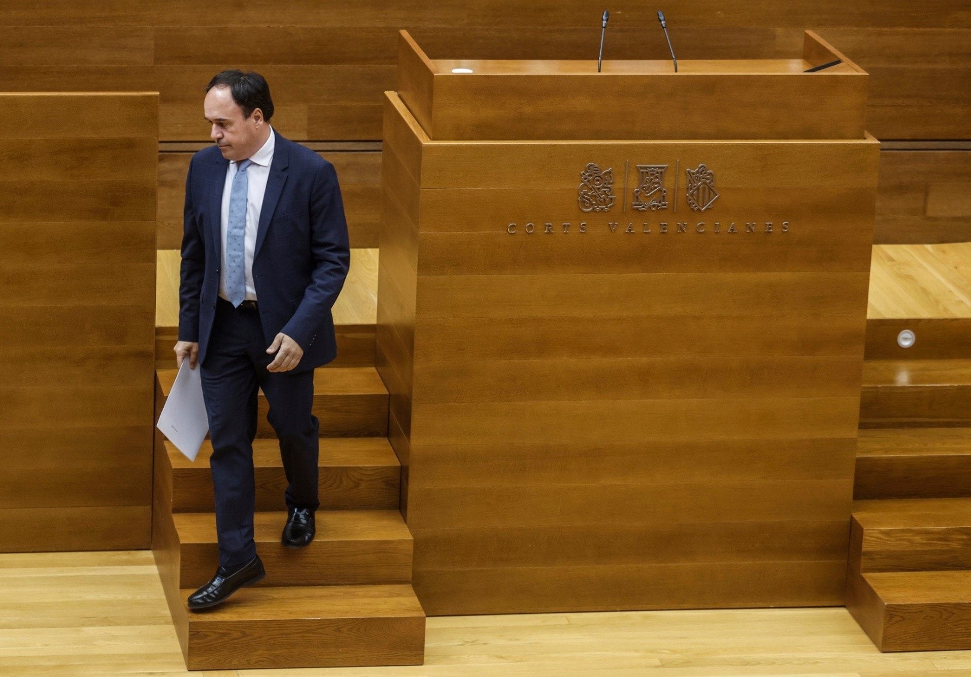 14/10/2026 El 'president' de la Generalitat, Juanfran Pérez Llorca, este miércoles en la sesión de control en Les Corts.

El 'president' de la Generalitat, Juanfran Pérez Llorca, ha garantizado a Vox que el Consell ya aplica la 'prioridad nacional' en la Comunitat Valenciana y ha puesto como ejemplos de ello la modificación de la Renta Valenciana de Inclusión (RVI), que entra en vigor el próximo lunes y 'precisamente pone en valor el arraigo de la vecindad con nuestro territorio' con medidas como el empadronamiento, así como la ley de vivienda social, que incrementa de uno a cinco años el periodo mínimo de residencia 'habitual y efectiva'.

ESPAÑA EUROPA COMUNIDAD VALENCIANA ESPAÑA EUROPA COMUNIDAD VALENCIANA POLÍTICA VALENCIA
ROBER SOLSONA/EUROPA PRESS