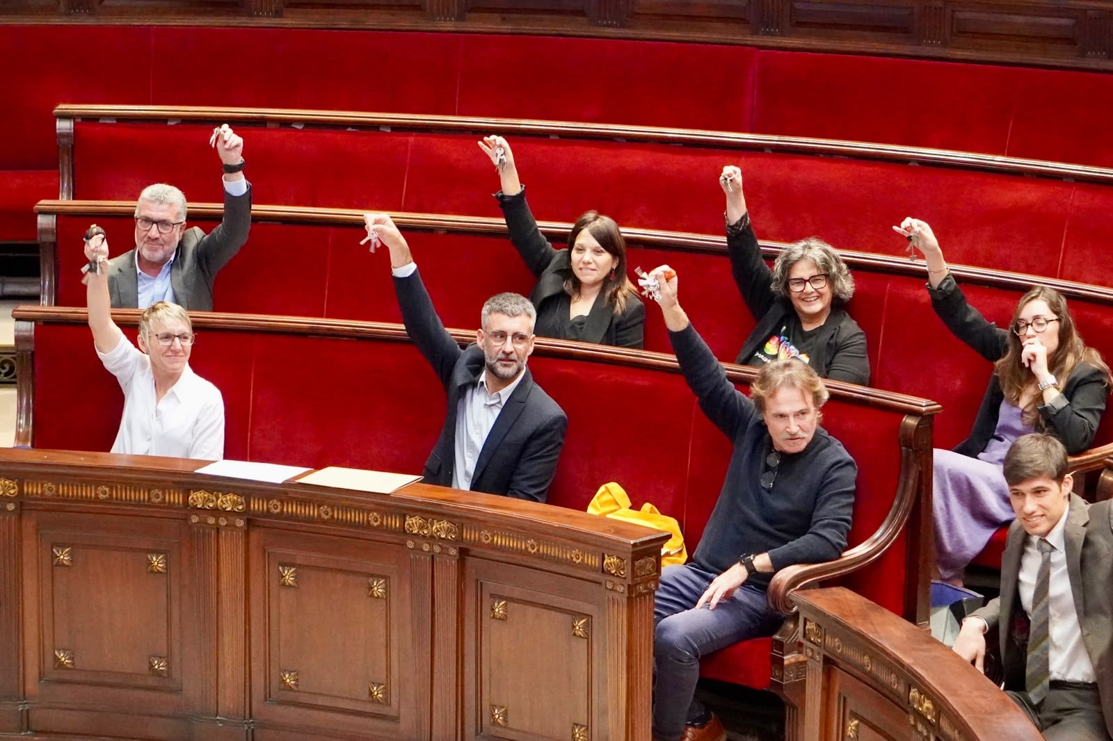 Els regidors de Compromís votant amb les claus a la mà