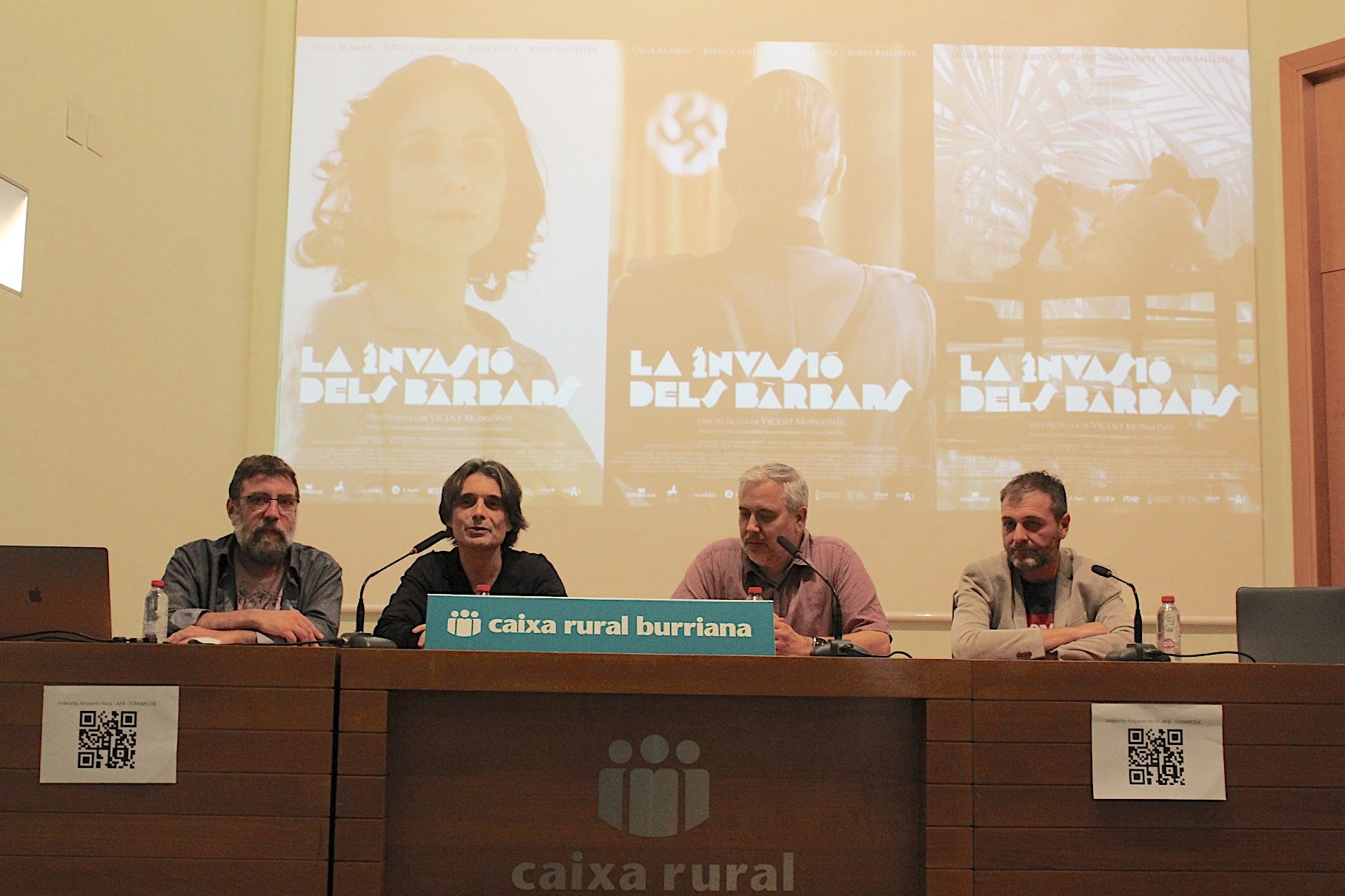 Presentació del videoclip de la gravació de l’Orquestra Simfònica de l’AFB per a la banda sonora de la pel·lícula La invasió dels bàrbars. D’esquerra a dreta: Cèsar Amiguet, Vicent Monsonís, Joan Garí i Víctor Yusà.