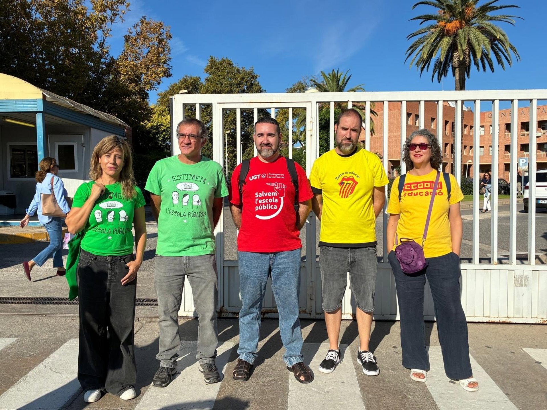 15/10/2026 Representantes de los sindicatos a las puertas de la Conselleria de Educación
SOCIEDAD