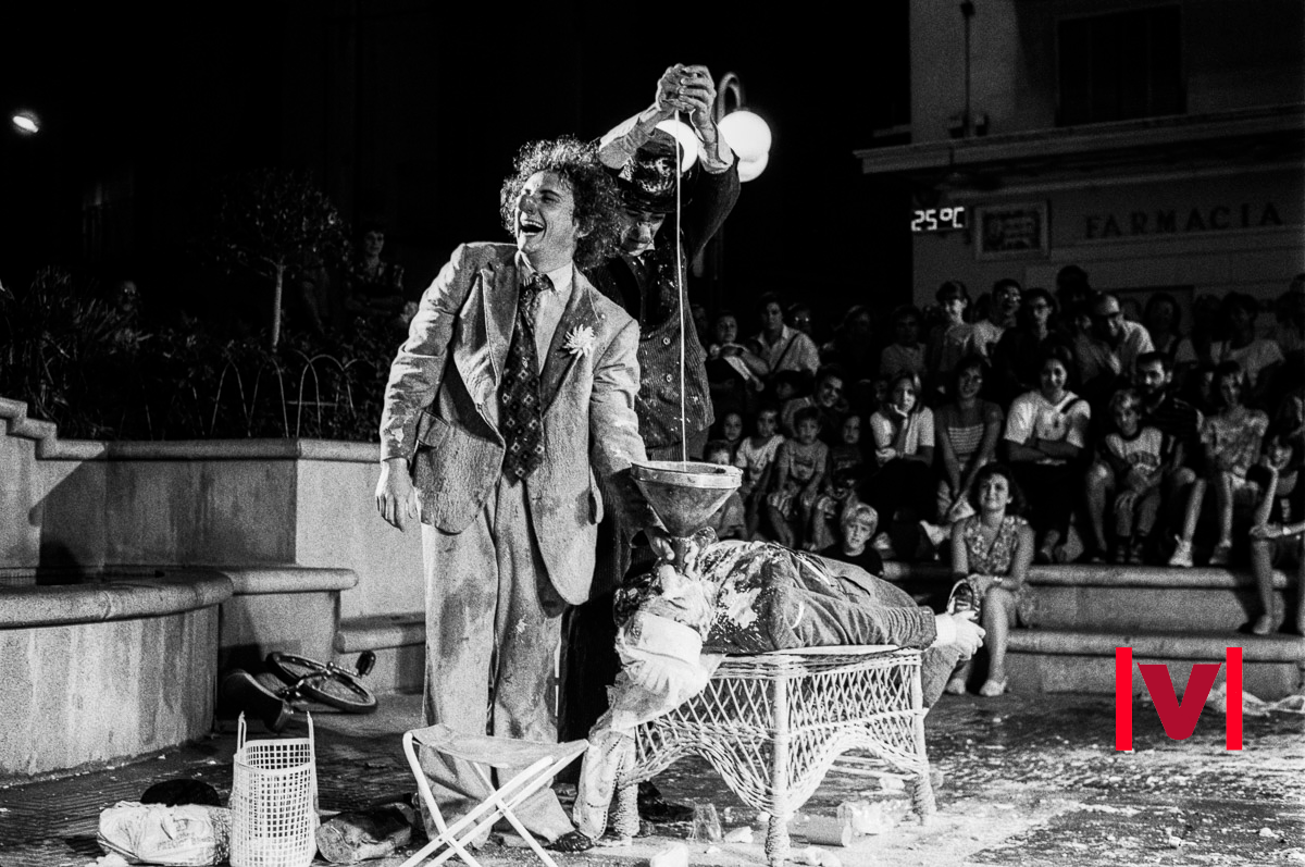 Actuació de Teatro Salitre amb Rico, rico, rico, en la 5a edició de la Mostra Internacional de Mim de Sueca, a la Plaça de l'Ajuntament l'any 1994.