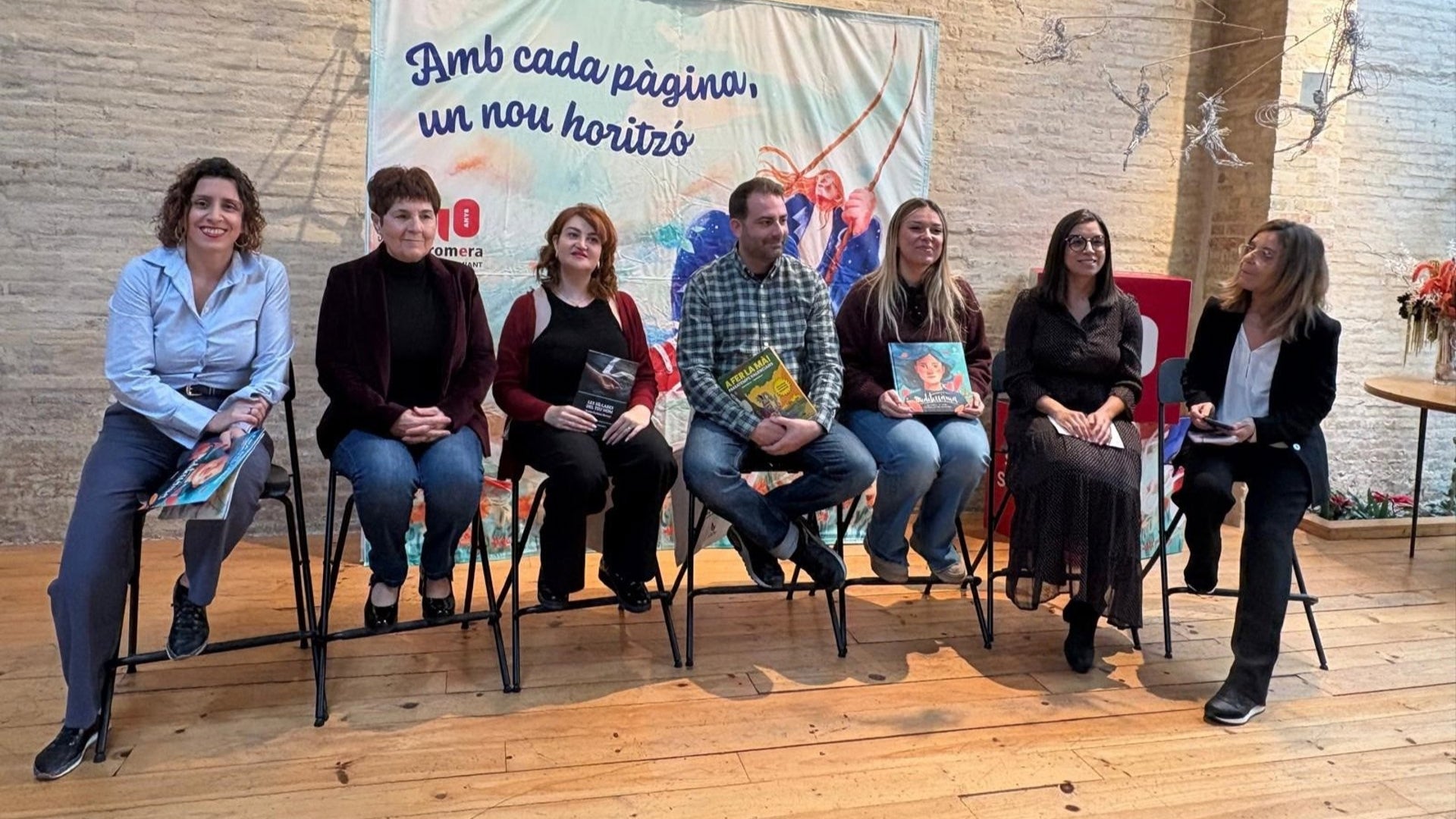 Sandra Capsir, Elvira Cambrils, Carme Cardona, Ame Soler, Vicent Marco, Andrea Bella i Susana Lliberós en la presentació de Bromera.