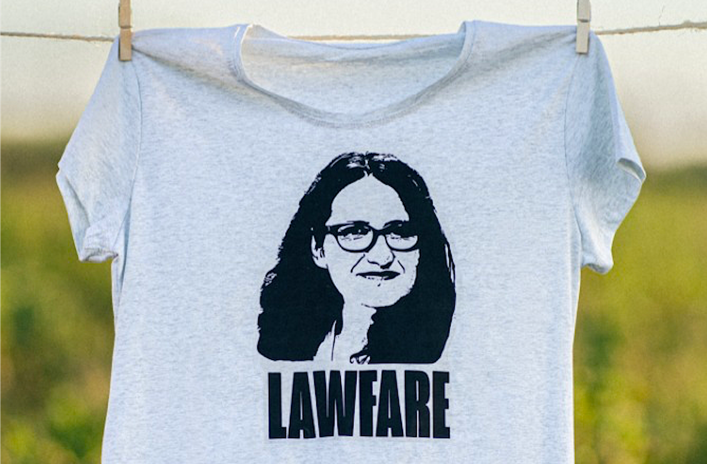 Portada del llibre de M. Carmen González Vidal, 'Lawfare: la guerra bruta judicial contra Mónica Oltra', Rebel (2026)