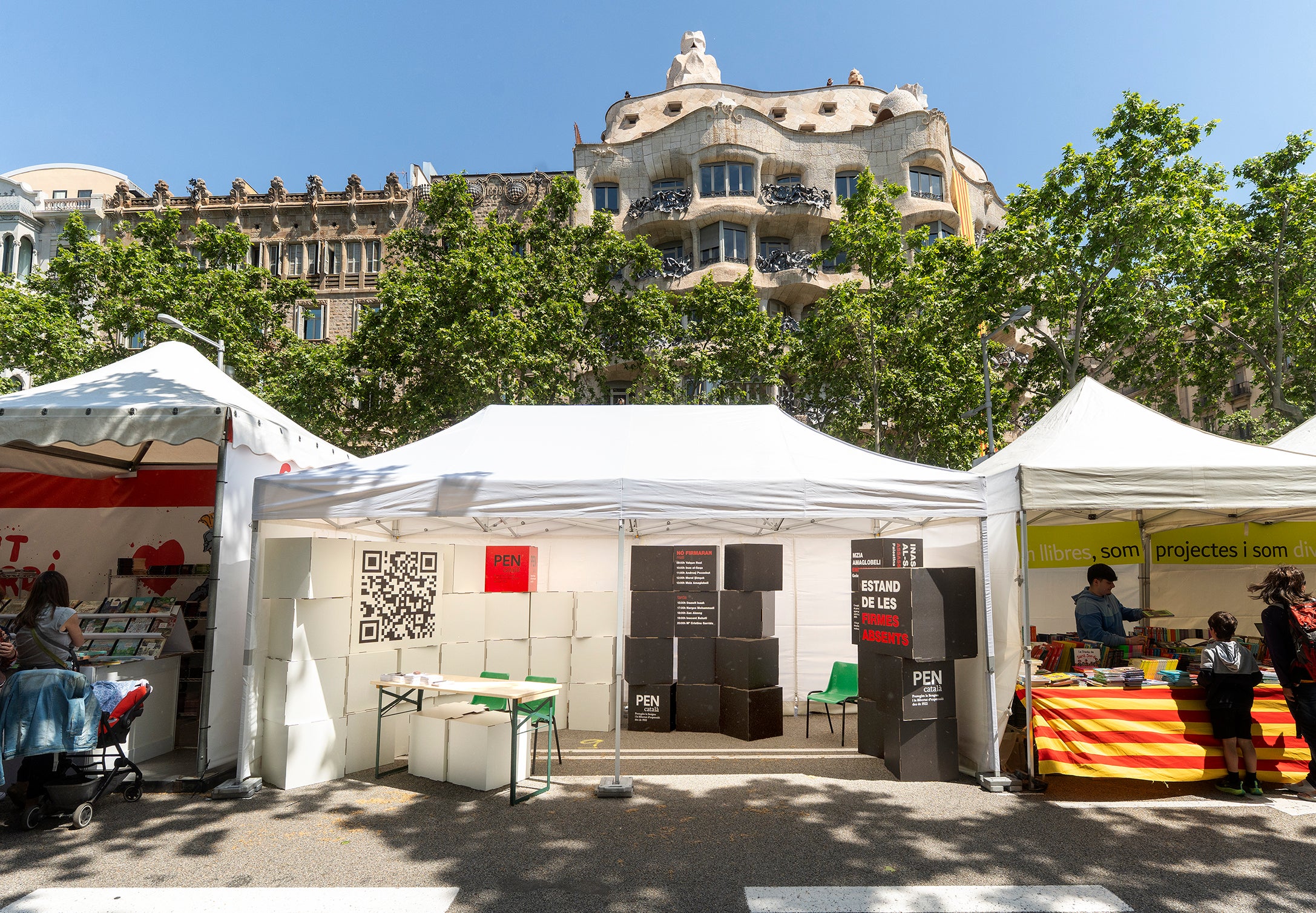 El PEN Català instal·la per primera vegada l'Estand per les firmes absents, en homenatge als autores perseguits | PEN Català | Raimon Solà