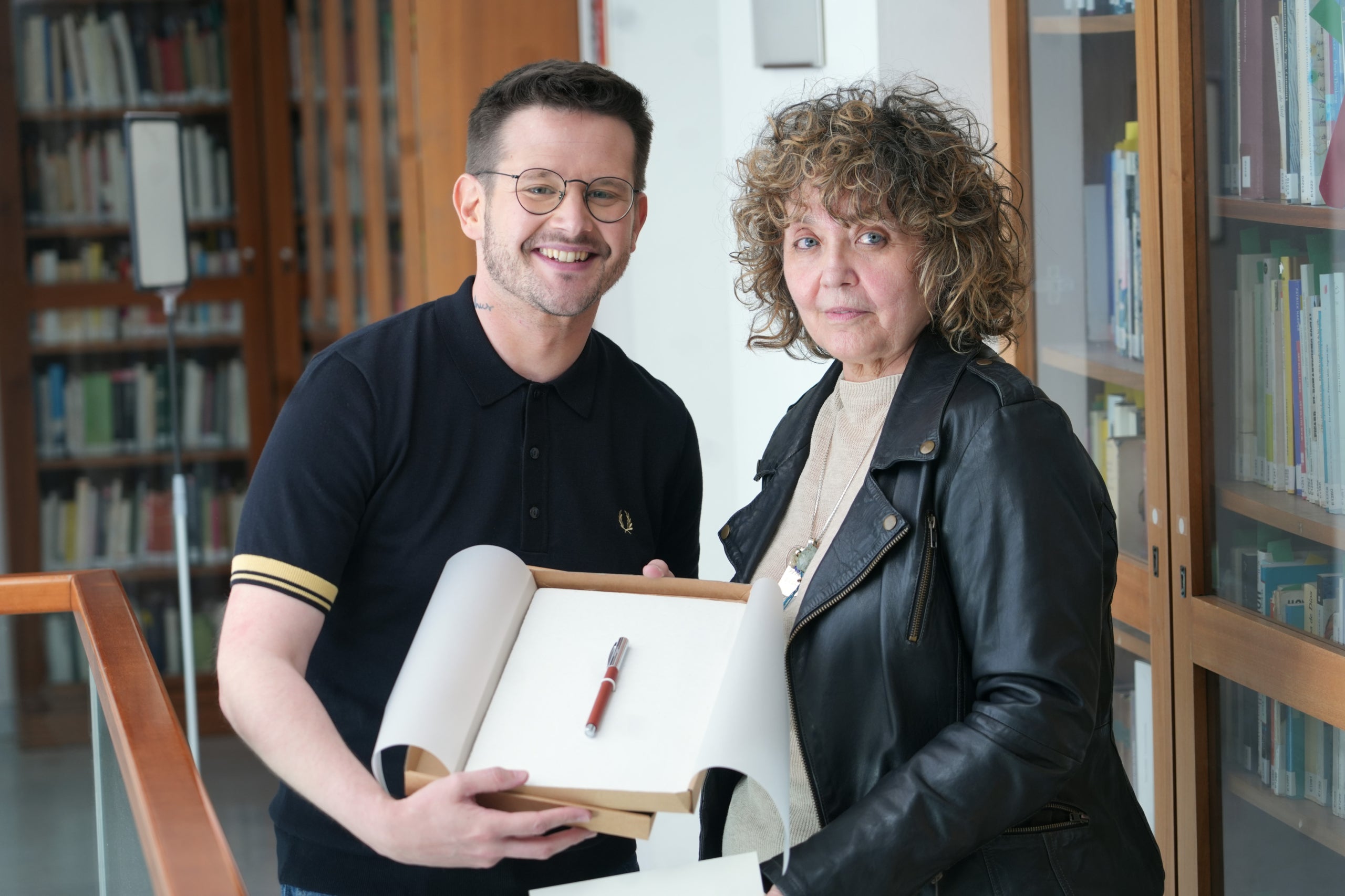 La poeta Dolors Miquel rep el premi del president de l’AELC, Sebastià Portell |  Guillem Roset | ACN