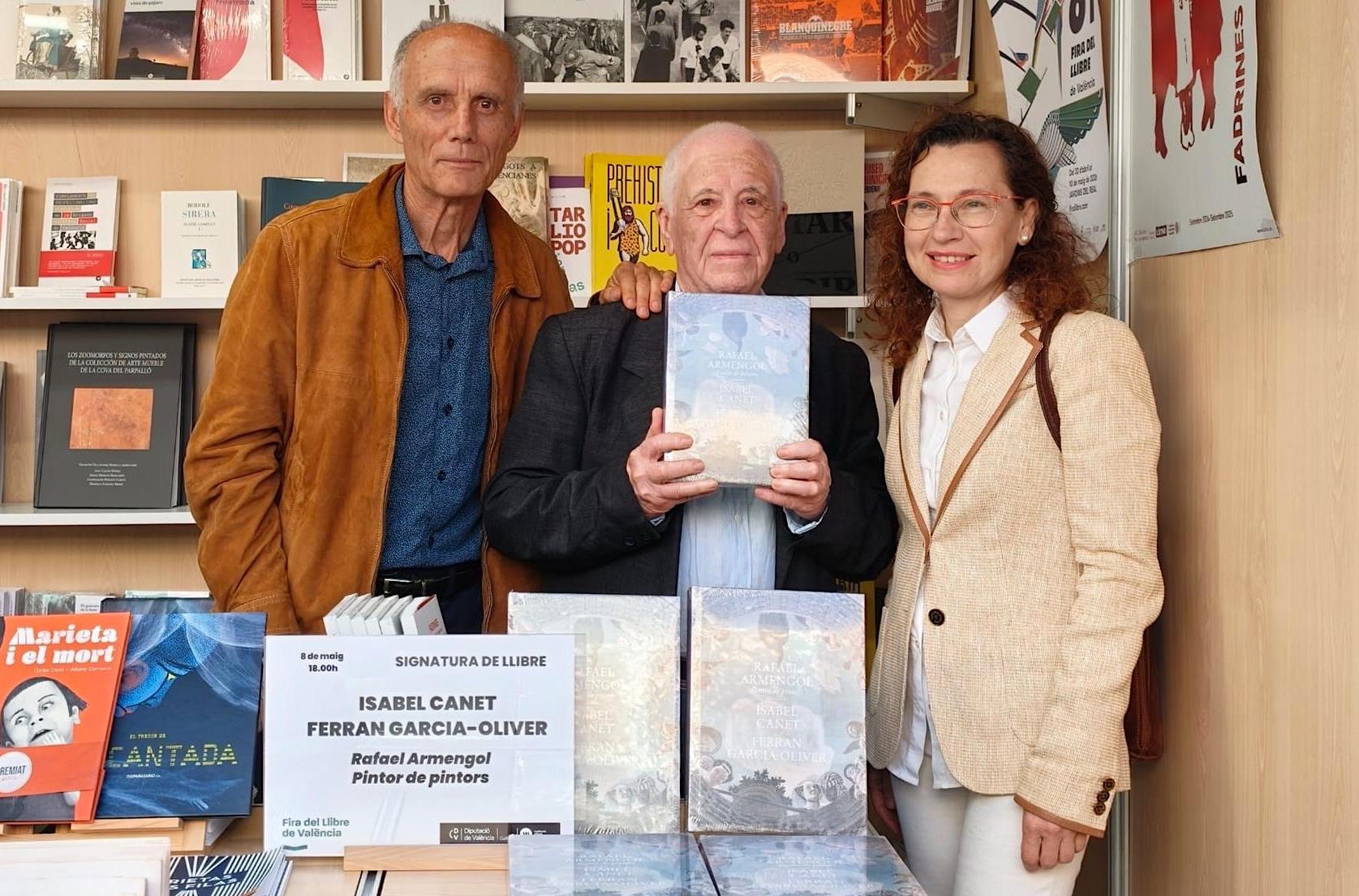 L'artista Rafael Armengol amb els escriptors Ferran Garcia-Oliver i Isabel Canet, a la Fira del Llibre de València | EP