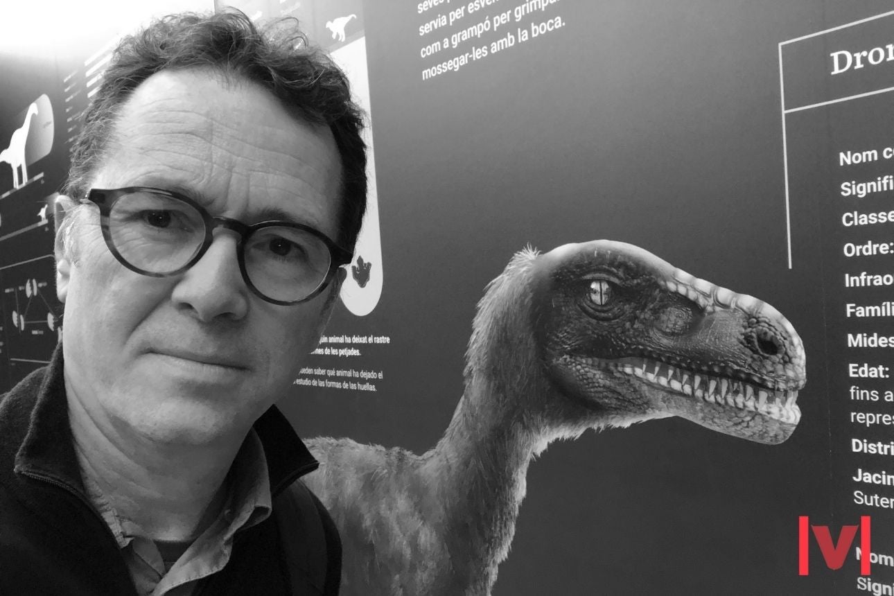 Bernat Romaní davant d'un dromeosaure
