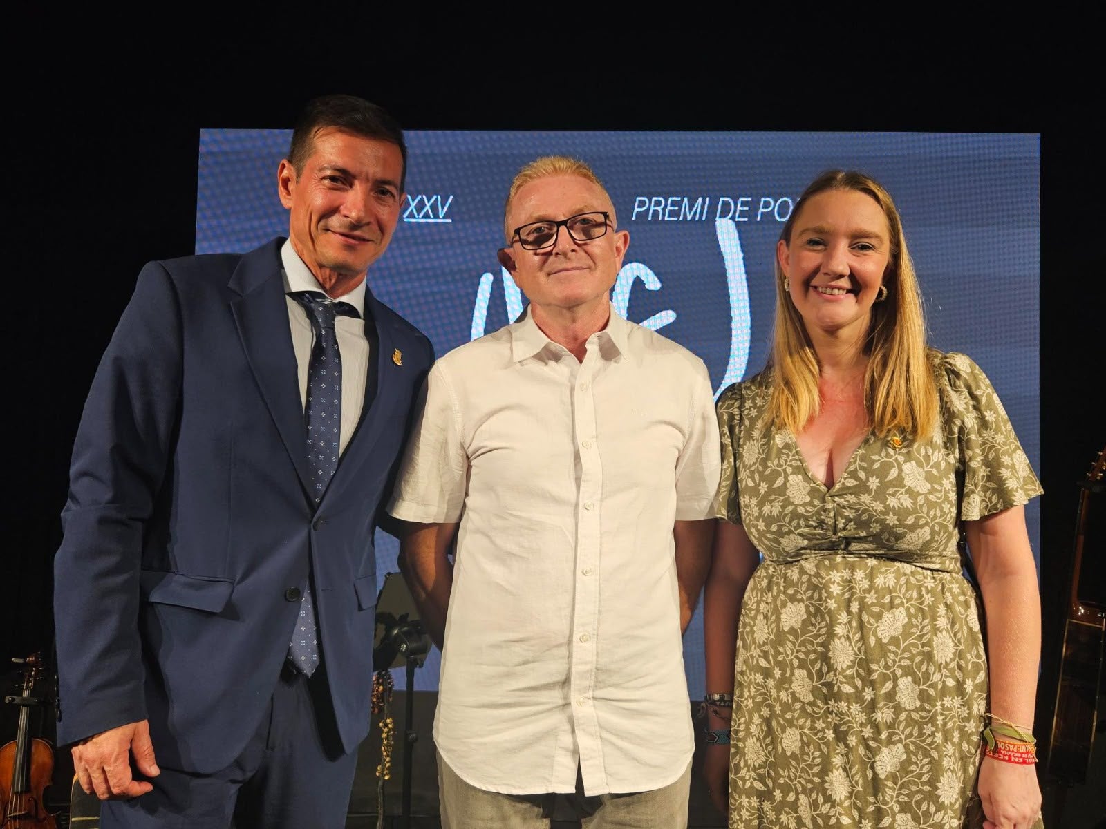L'alcalde de Burjassot, Rafa Garcia; l'escriptor Manel Pitarch, i la vicealcaldessa de Vila-real, Maria Fajardo
