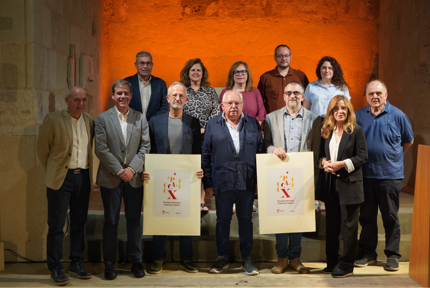 Guardonats, editors i membres de la corporació muncipal, en els XXXVIII Premis Literaris Ciutat de Xàtiva aquest divendres | José Luis Lagardera